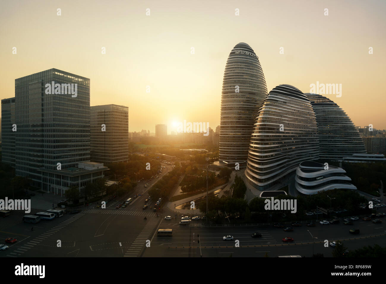 WangJing Soho Geschäftsviertel bei Sonnenuntergang in Peking, China. Stockfoto