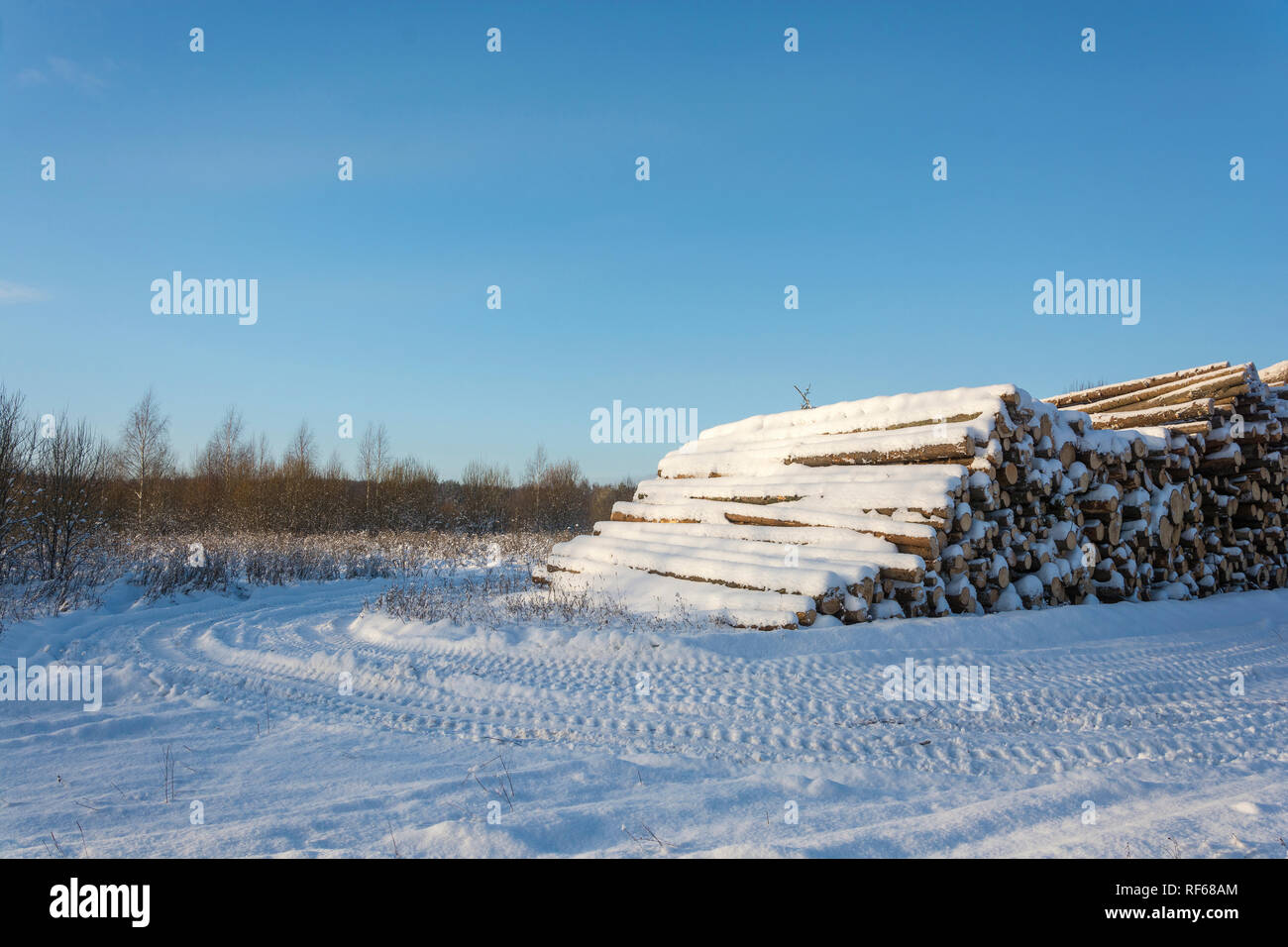 Einen großen Haufen Schnee meldet am Rande der Straße an einem klaren Wintertag. Stockfoto