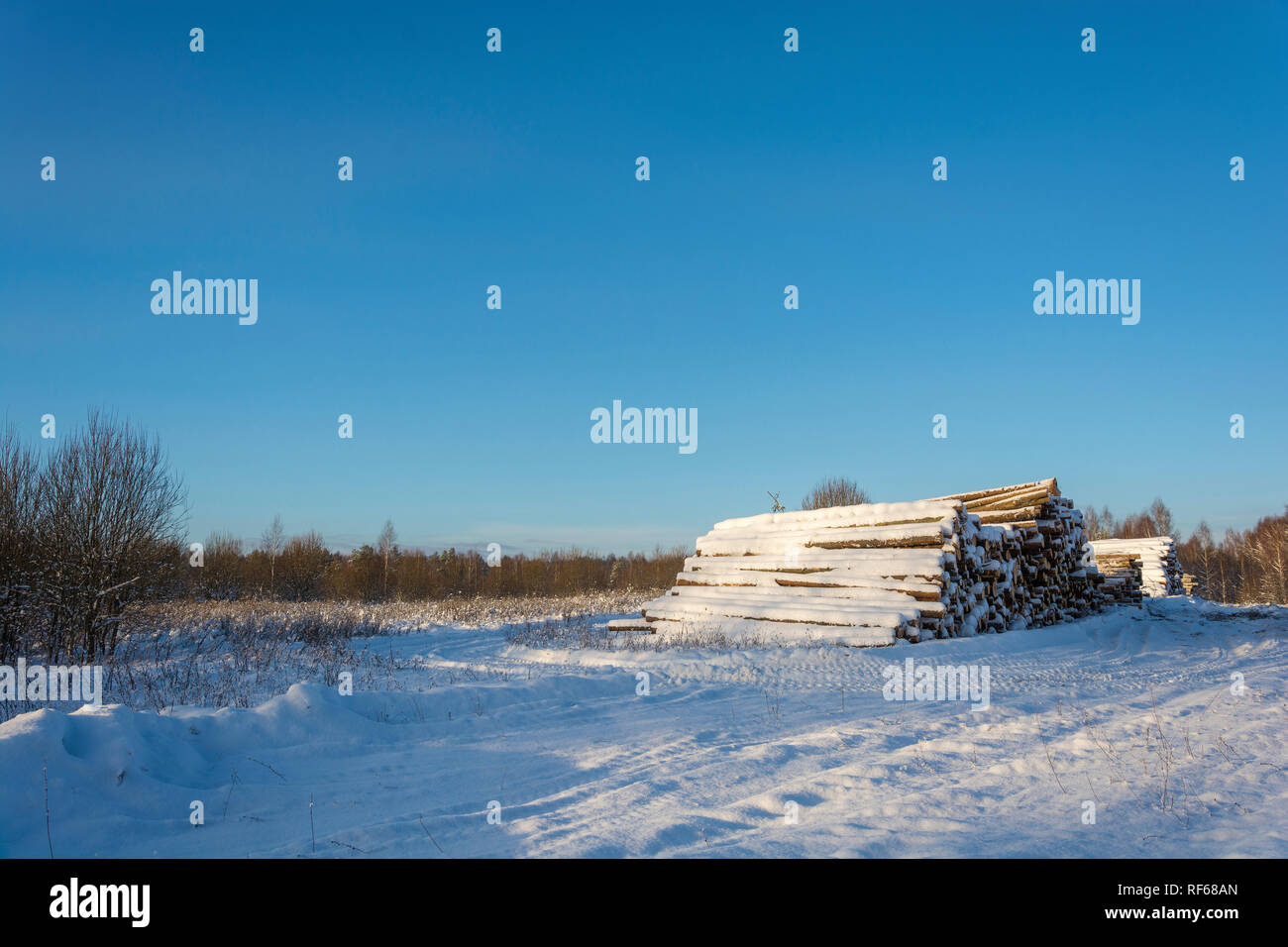Einen großen Haufen Schnee meldet am Rande der Straße an einem klaren Wintertag. Stockfoto