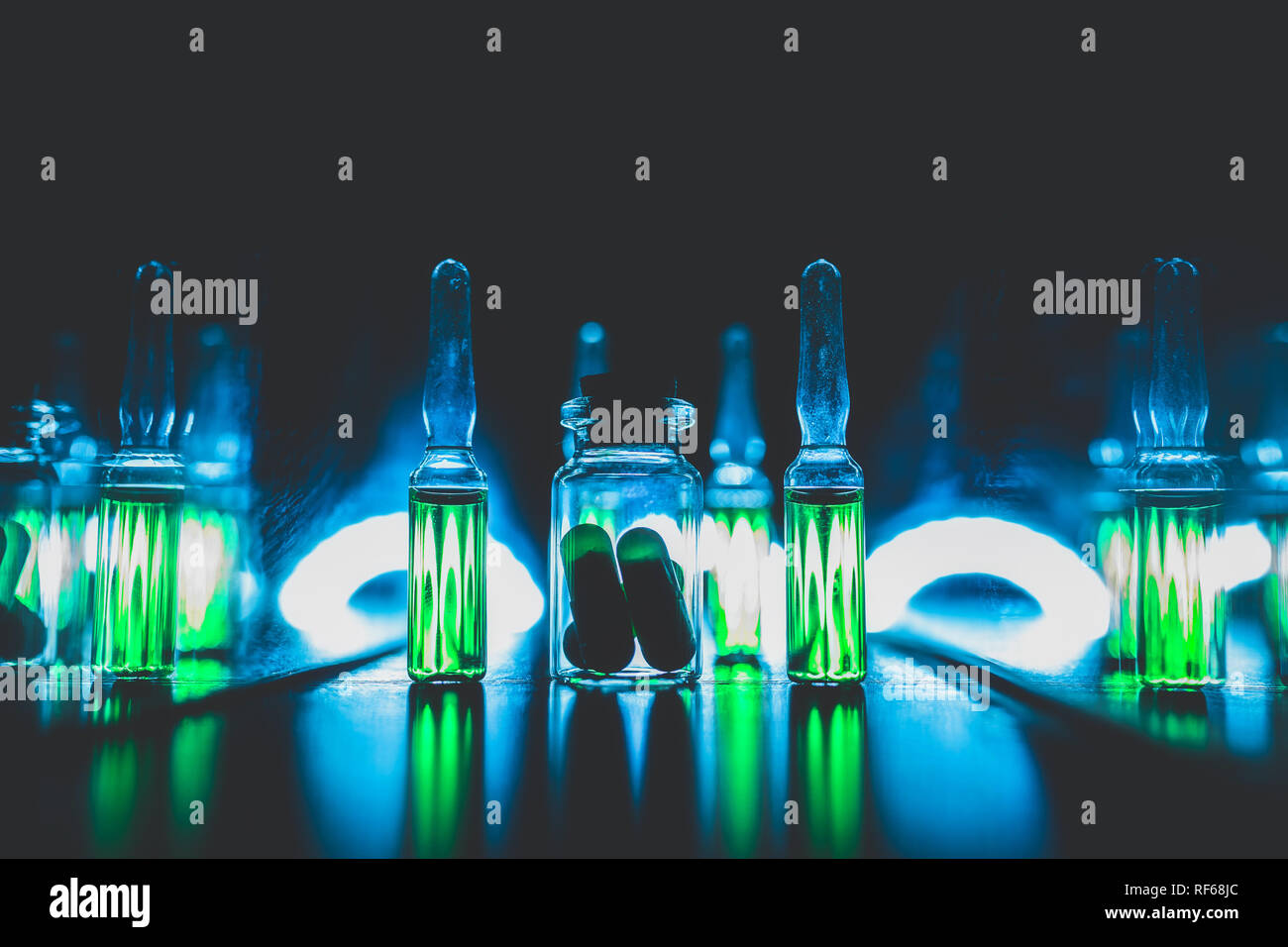Konzept des Dopings im Sport. Helle Ampullen mit leuchtend grün Inhalt: Diuretika, Peptidhormone, anabole Steroide, Schmerzmittel, Stimulanzien. Kunst Stockfoto