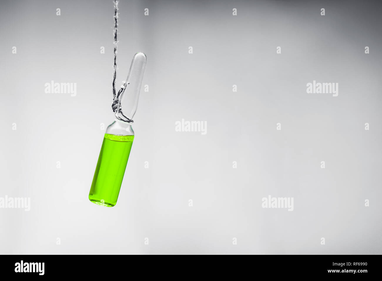 Todesstrafe Konzept. Die ampulle wird auf einem Selbstmord loop ausgesetzt. Euthanasie mit Hilfe von Chemikalien. Ja oder Nein Low Key Foto Stockfoto