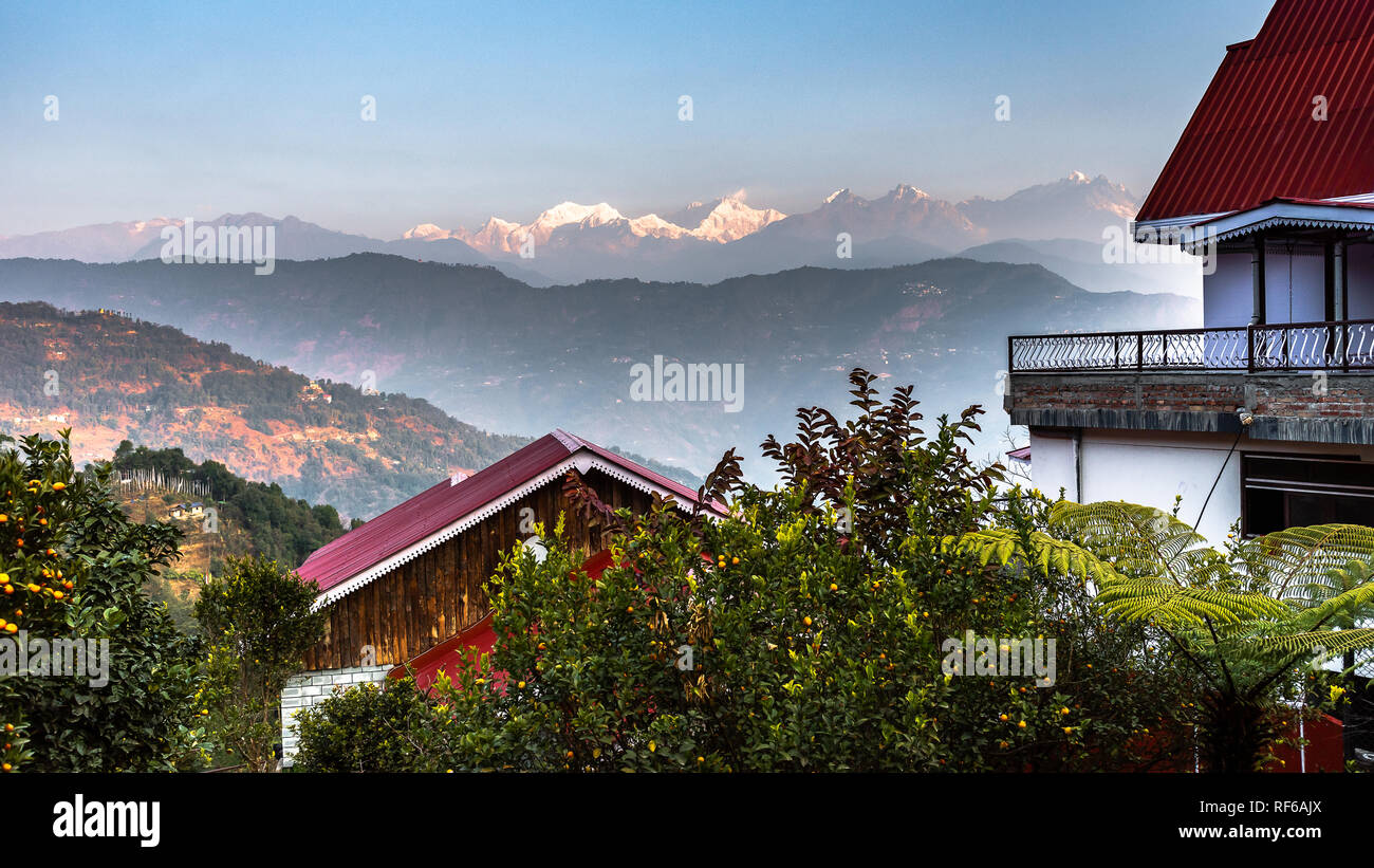 Blick vom Resort Balkon von Berg Kanchenjunga von Himalayan Range, der dritthöchste Berg der Welt in der Zeit des Sonnenaufgangs. Stockfoto