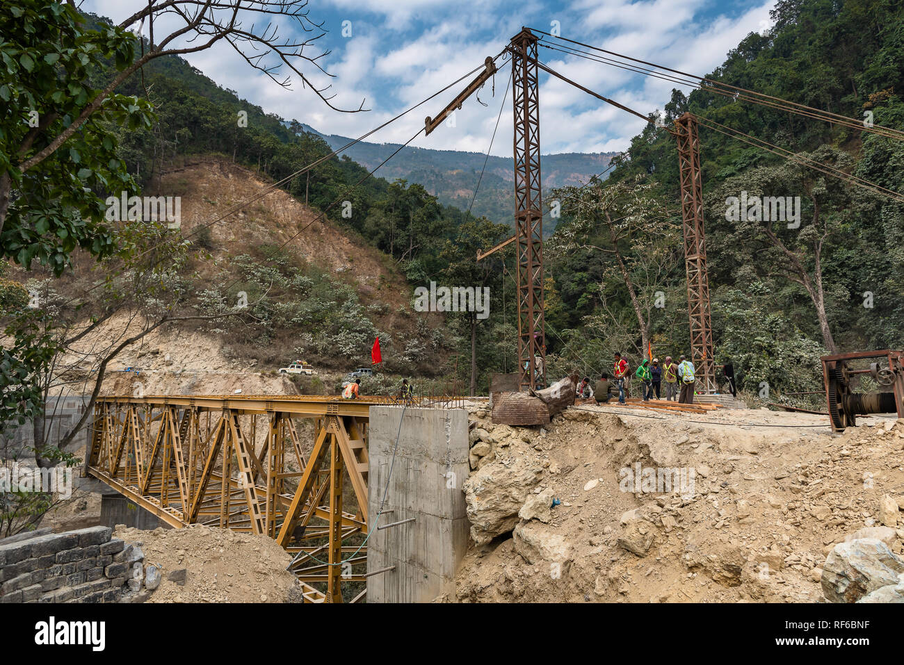Januar 21,2019. Sikkim, Indien. Brückenbau Arbeiter auf den Bau einer Brücke. Stockfoto