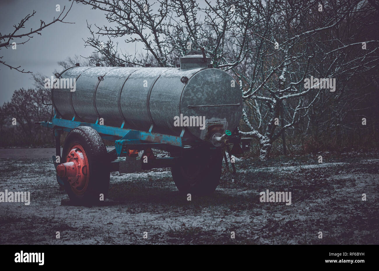 Farm Traktor Anhänger im Winter Stockfoto