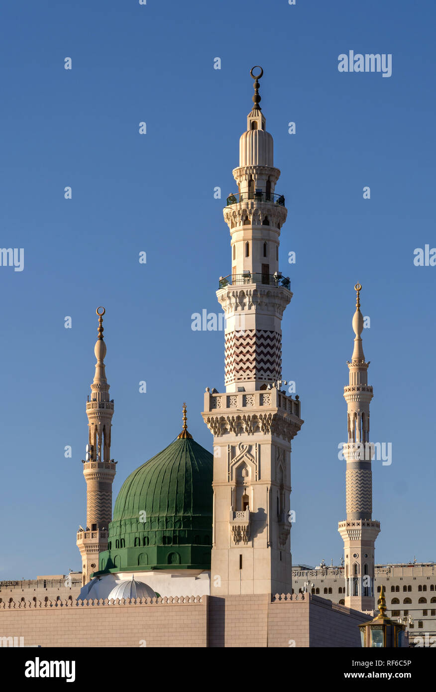 Außenansicht der Minarette und grüne Kuppel einer Moschee aus der Verbindung. Stockfoto