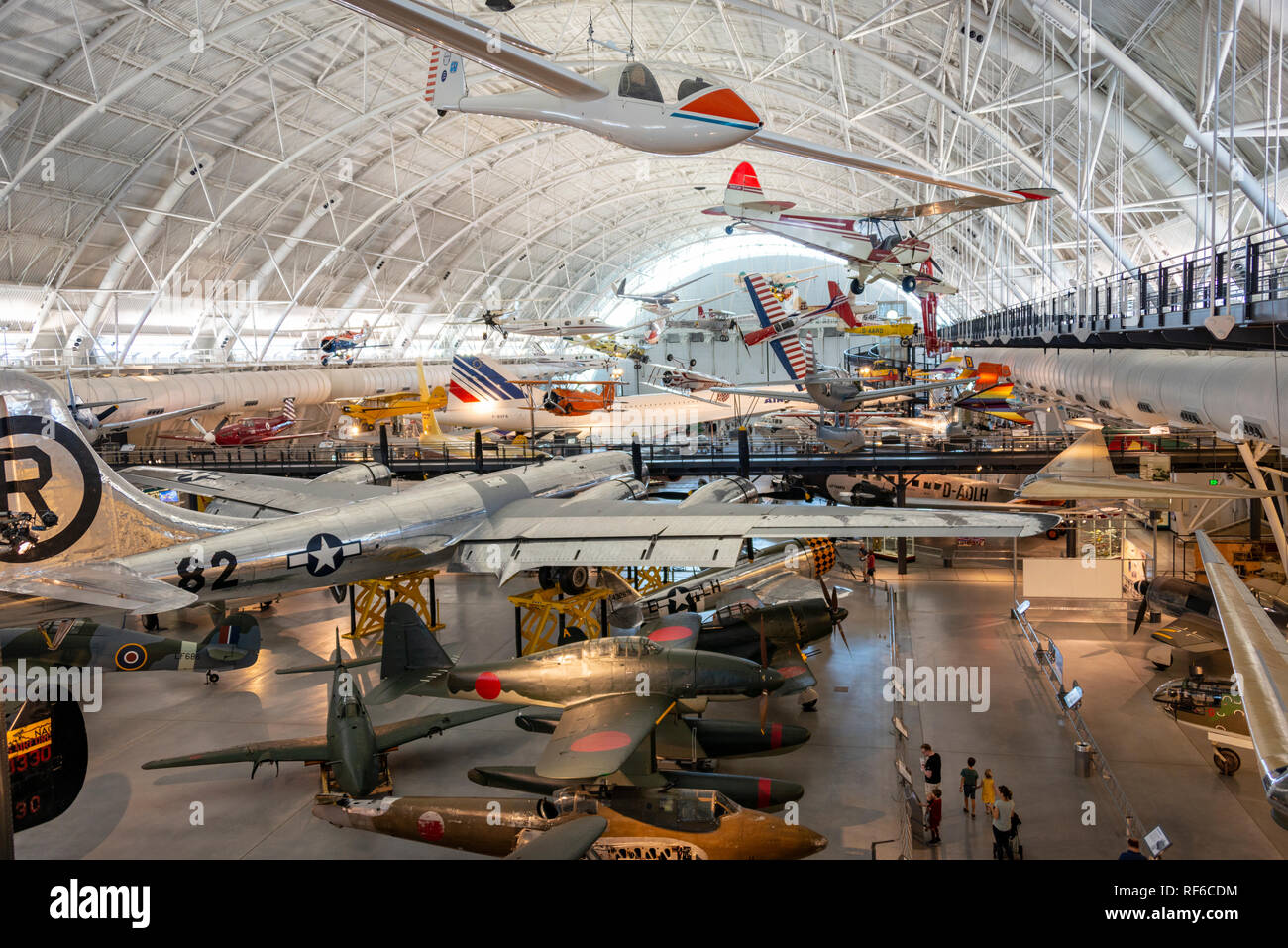 Ein Blick auf die zahlreichen Flugzeuge, einschließlich der Enola Gay, in der Boeing Aviation Kleiderbügel, National Air und Space Museum Udvar-Hazy Center Stockfoto