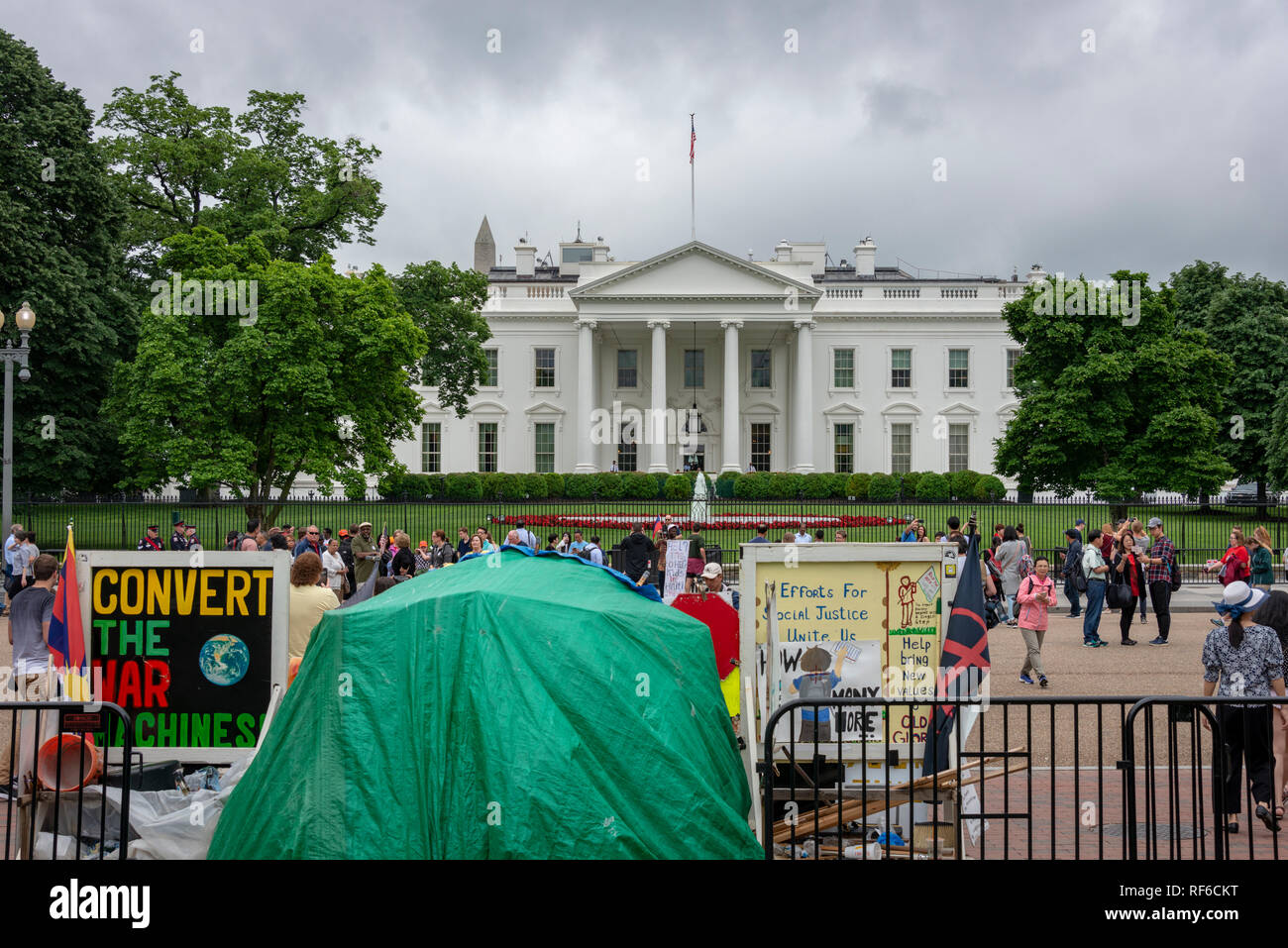 Die Demonstranten und Touristen alle sammeln außerhalb des White House, Washington DC, USA Stockfoto