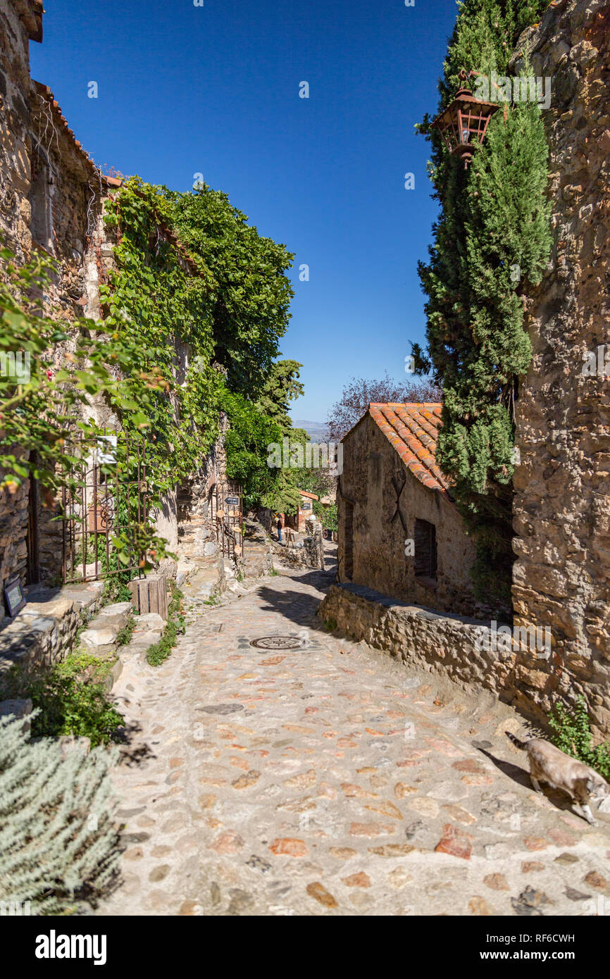 Eines der schönsten Dörfer in Südfrankreich: Castelnou. Stockfoto