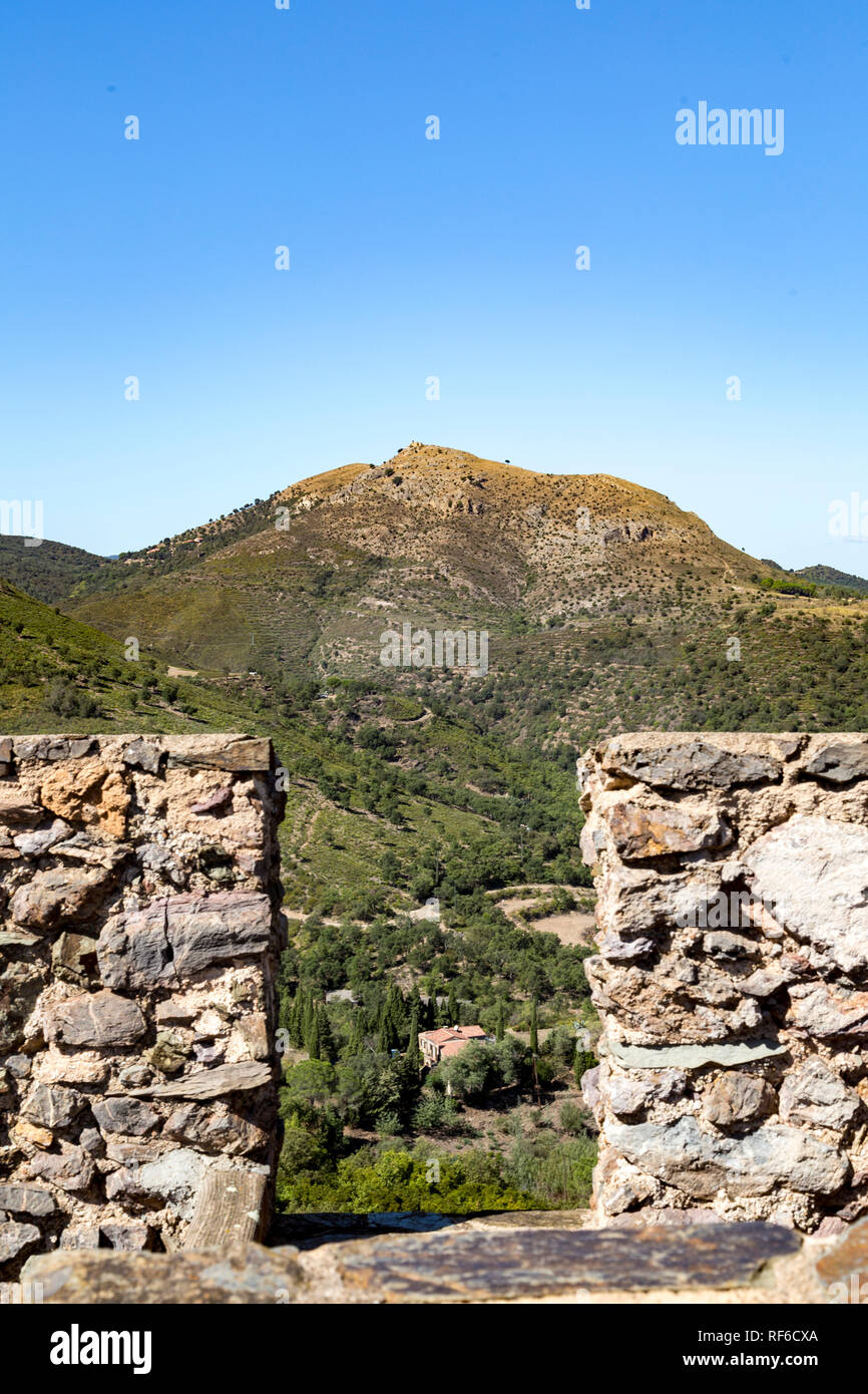 Blick durch ein merlon in Castelnou Stockfoto