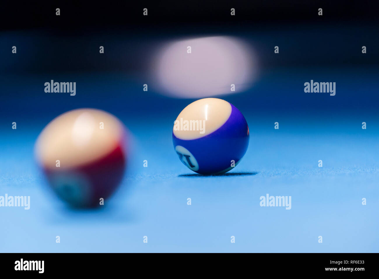 Bunte Billard Kugeln. Billard Kugel an der blauen Tabelle. Bunte American Pool Billard Kugeln Hintergrund. American Billard in bar an. Close up Billard ba Stockfoto