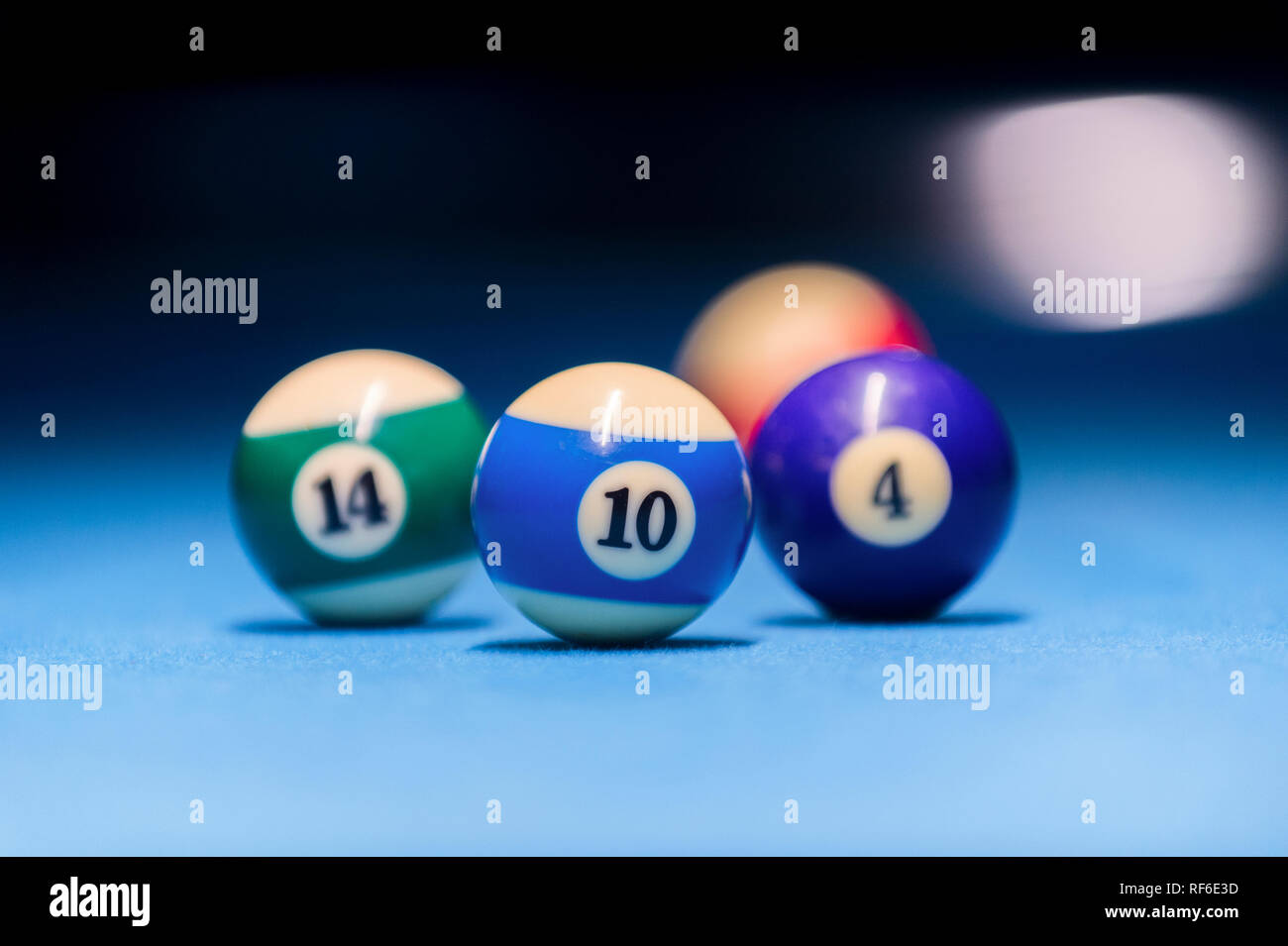 Bunte Billard Kugeln. Billard Kugel an der blauen Tabelle. Bunte American Pool Billard Kugeln Hintergrund. American Billard in bar an. Close up Billard ba Stockfoto