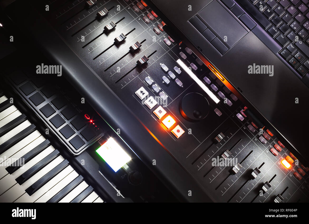 Moderne Mischpult, Piano und Laptop, kleinen Home Recording Studio. Stockfoto