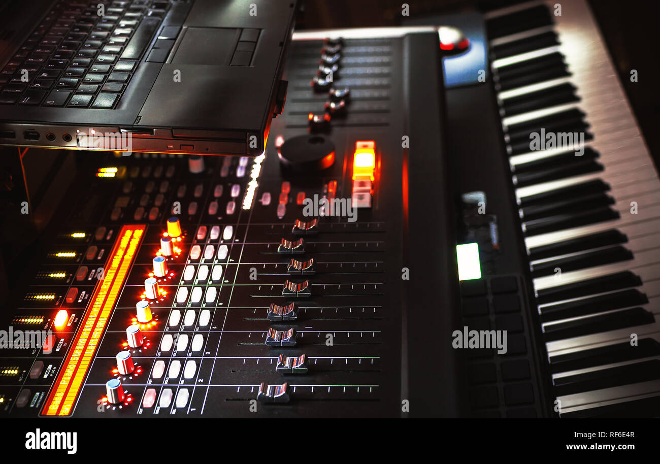 Moderne Mischpult, Piano und Laptop, kleinen Home Recording Studio. Stockfoto