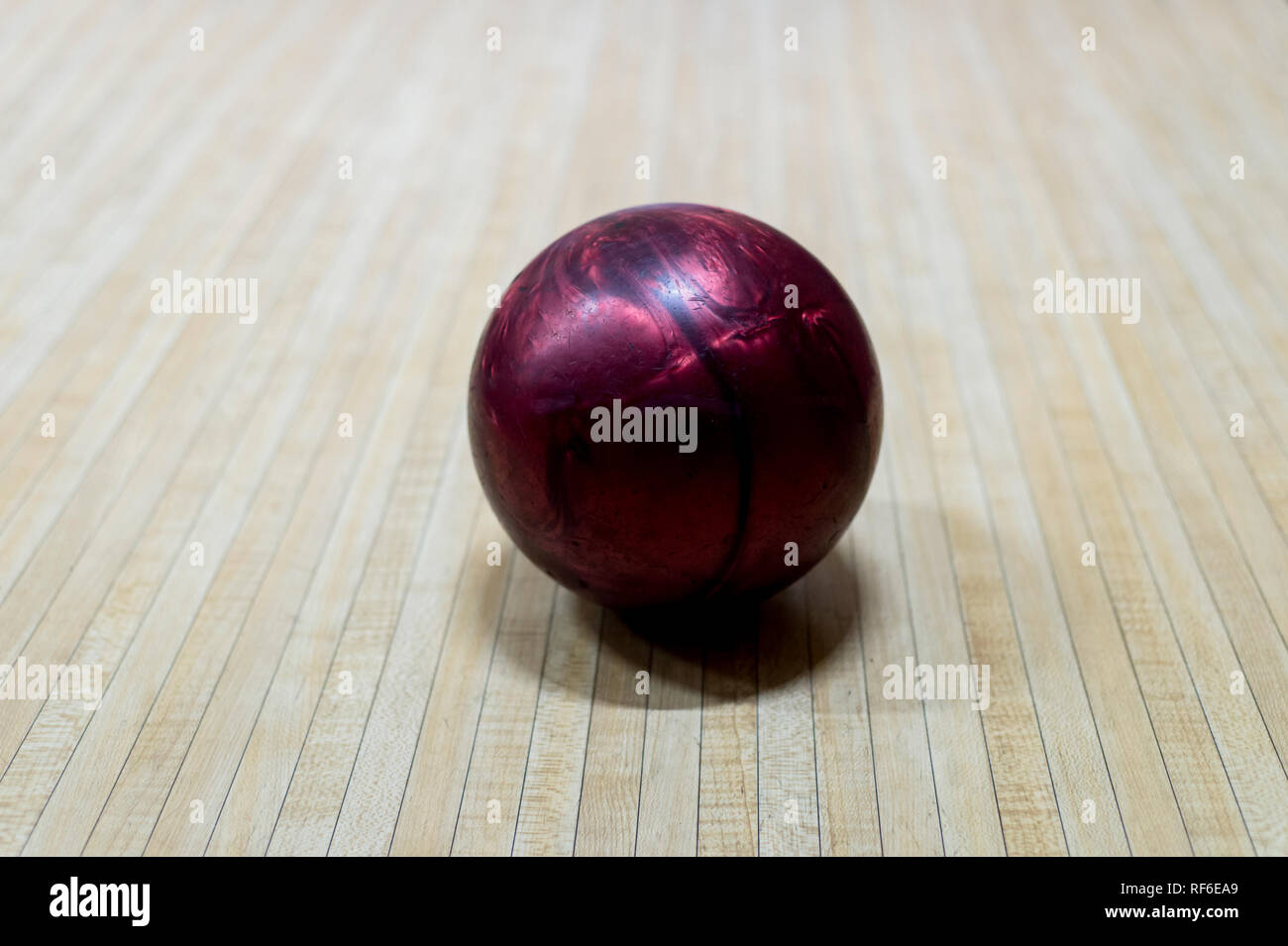 Lila Bowling Kugel auf der Spur in der Bowling Center Stockfoto