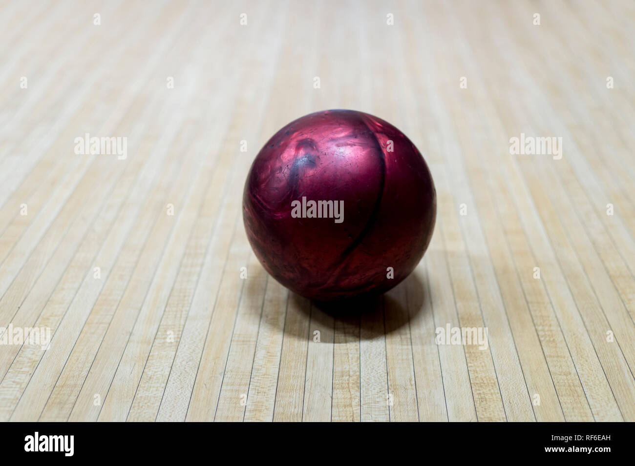 Lila Bowling Kugel auf der Spur in der Bowling Center Stockfoto