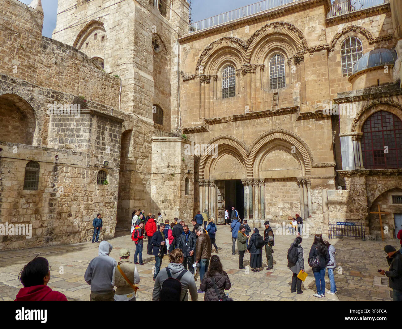 Äußere der Kirche des Heiligen Grabes, alte Stadt, Jerusalem, Israel. Der Haupteingang Stockfoto