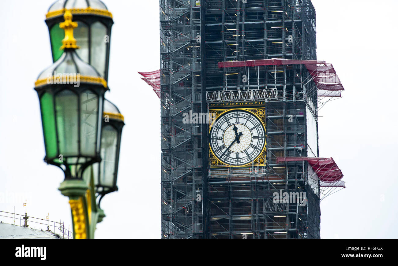 Renovierungsarbeiten durchgeführt, die auf das Parlament und den Big Ben Clock Tower Westminster London UK Stockfoto