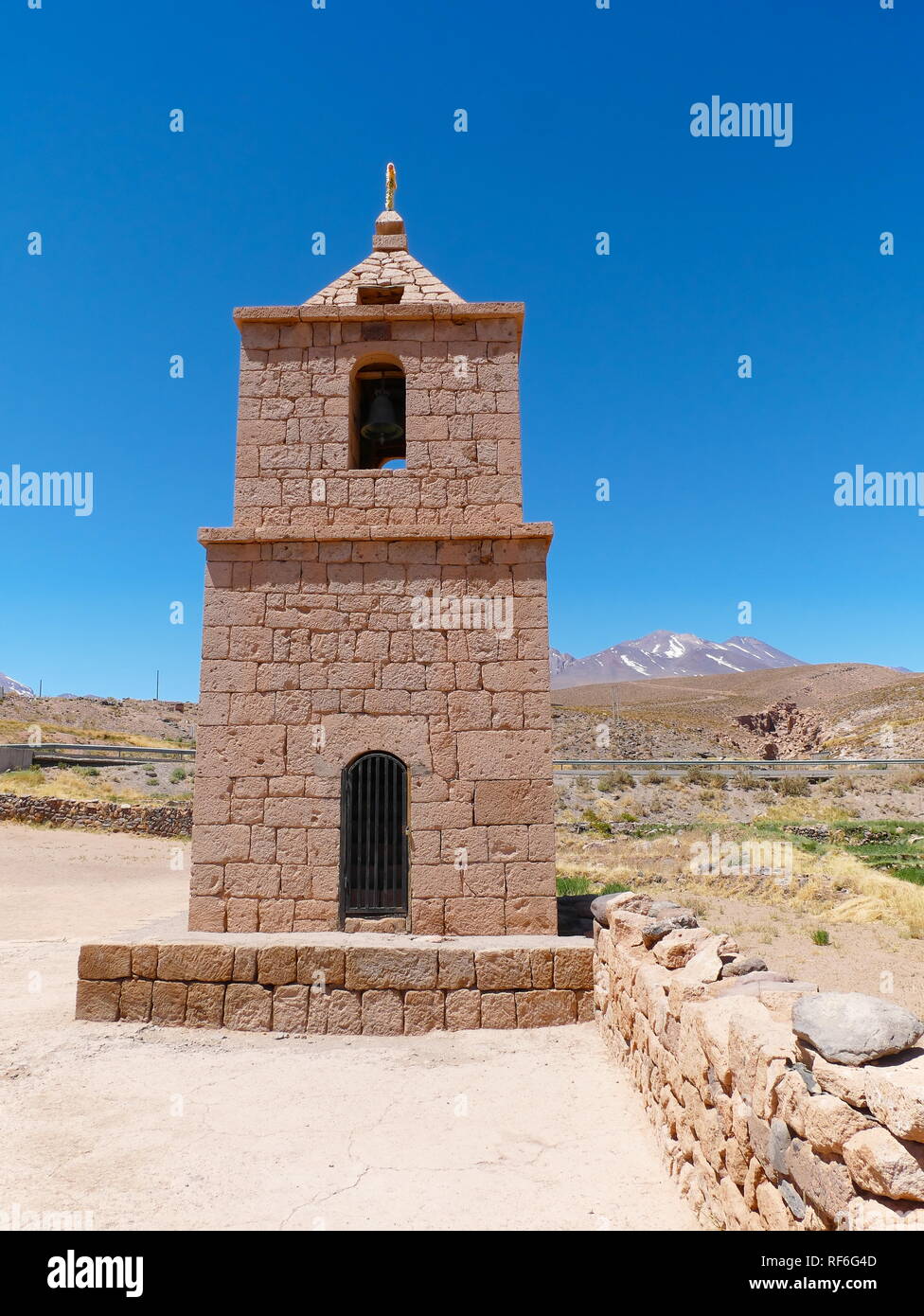 Die alte Kirche, die mit Adobe Ziegeln, von socaire. Die Wüste von Atacama im Norden von Chile ist die trockenste Region der Erde. Stockfoto