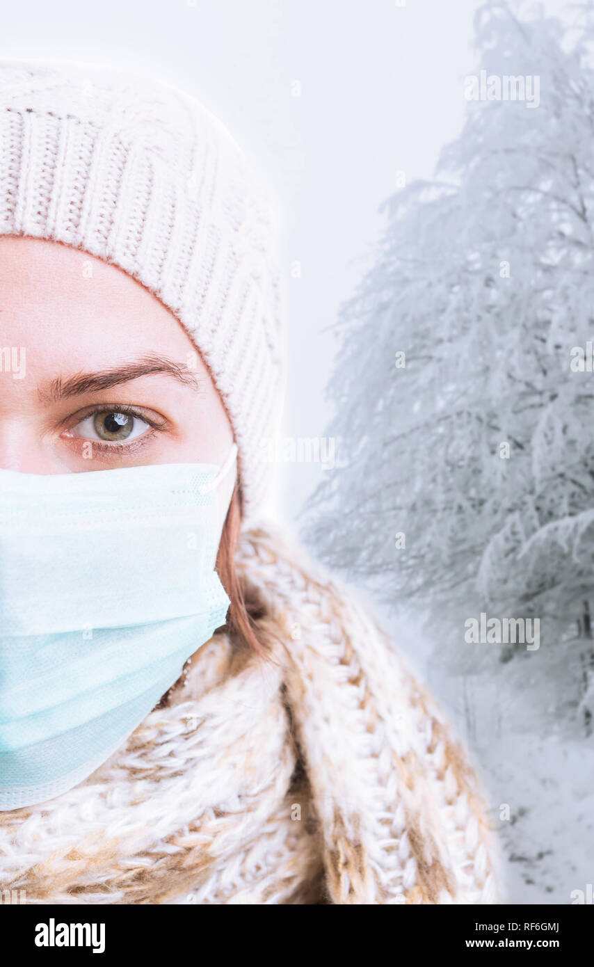 In der Nähe von Frau Winter Zubehör und Maske Gesicht, als sie sich zum Schutz vor ansteckenden Grippe in der kalten Jahreszeit Stockfoto
