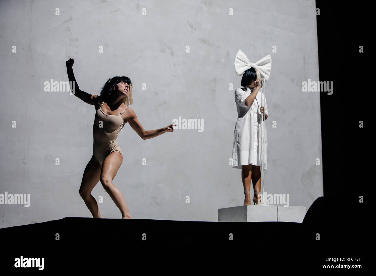 Sia, die Australische pop Sänger und Songwriter, führt ein Live Konzert bei den Danish Music festival SmukFest 2016. Hier Sia ist durch stage Performer umgeben. Dänemark, 05/08 2016. Mit Ausnahme von Dänemark. Stockfoto