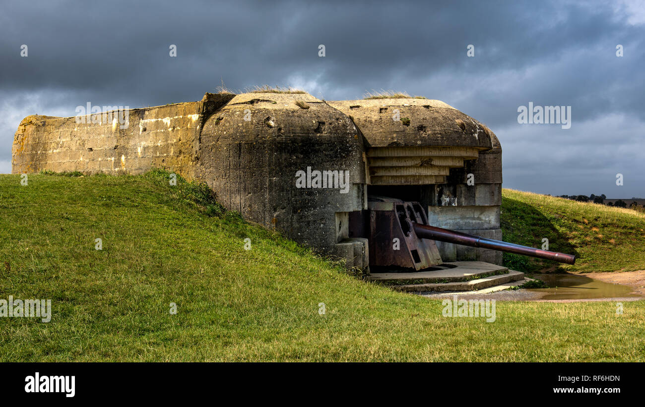 Die deutsche Waffe batterie Longues-sur-Mer eine strategische Lage mit Blick auf den D-Day Strände geboten. Es gibt vier konkrete Pil verstärkt Stockfoto