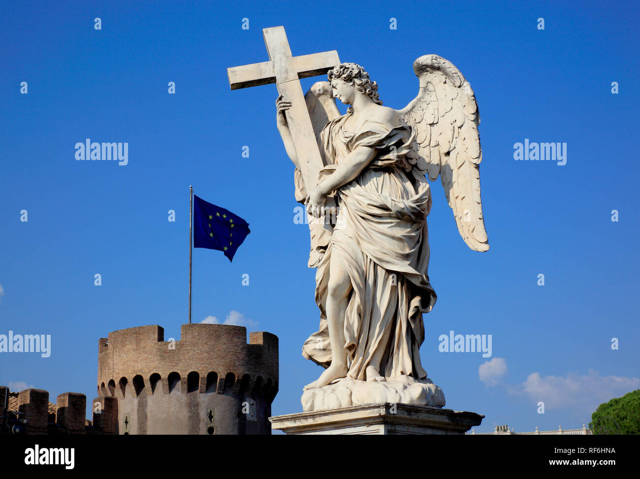 Engel mit dem Kreuz, an der Ponte Sant'Angelo, Brücke von Hadrian, Engel, Brücke, überqueren den Fluss Tiber, Rom, Italien Stockfoto