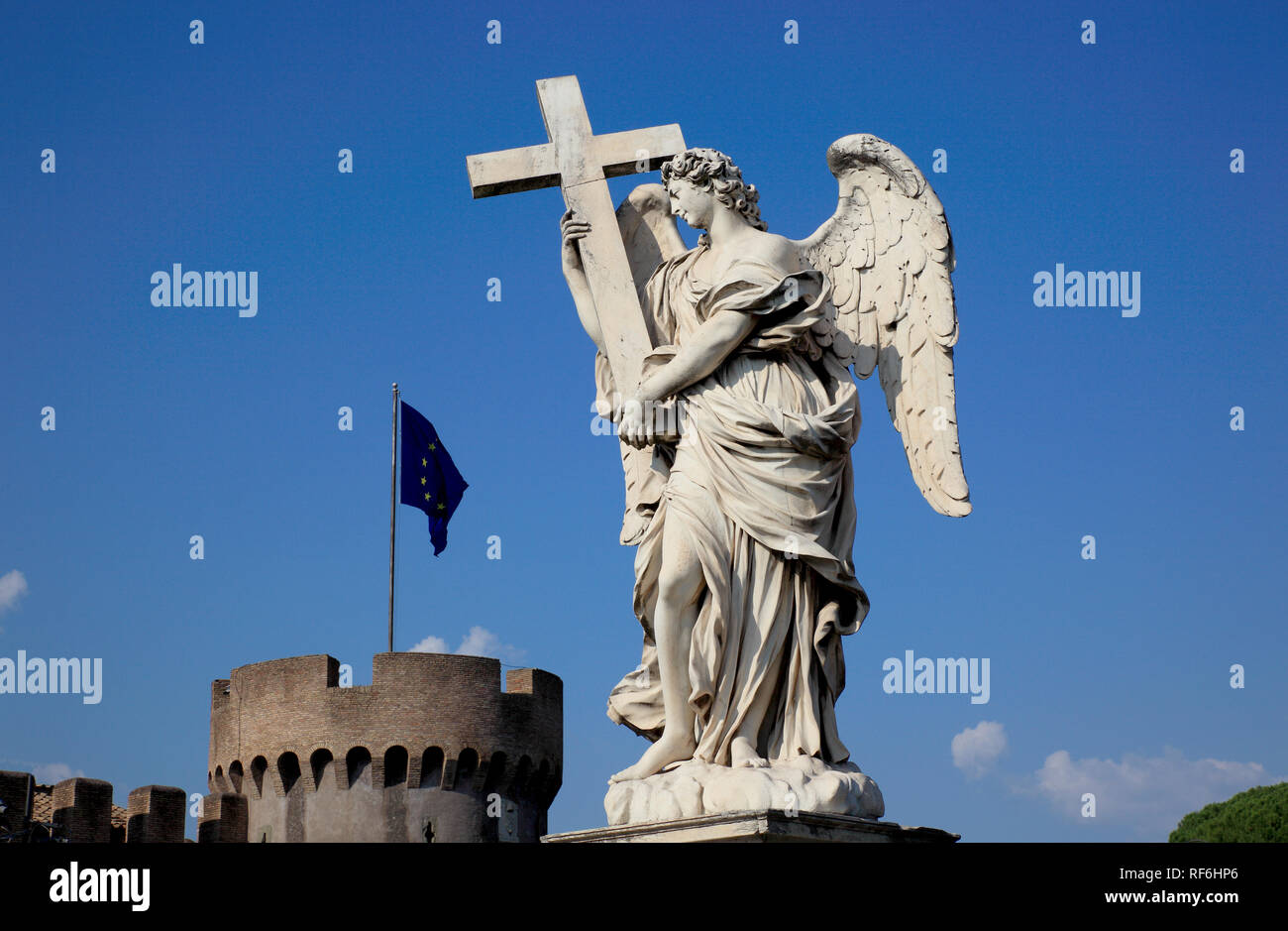 Engel mit dem Kreuz, an der Ponte Sant'Angelo, Brücke von Hadrian, Engel, Brücke, überqueren den Fluss Tiber, Rom, Italien Stockfoto