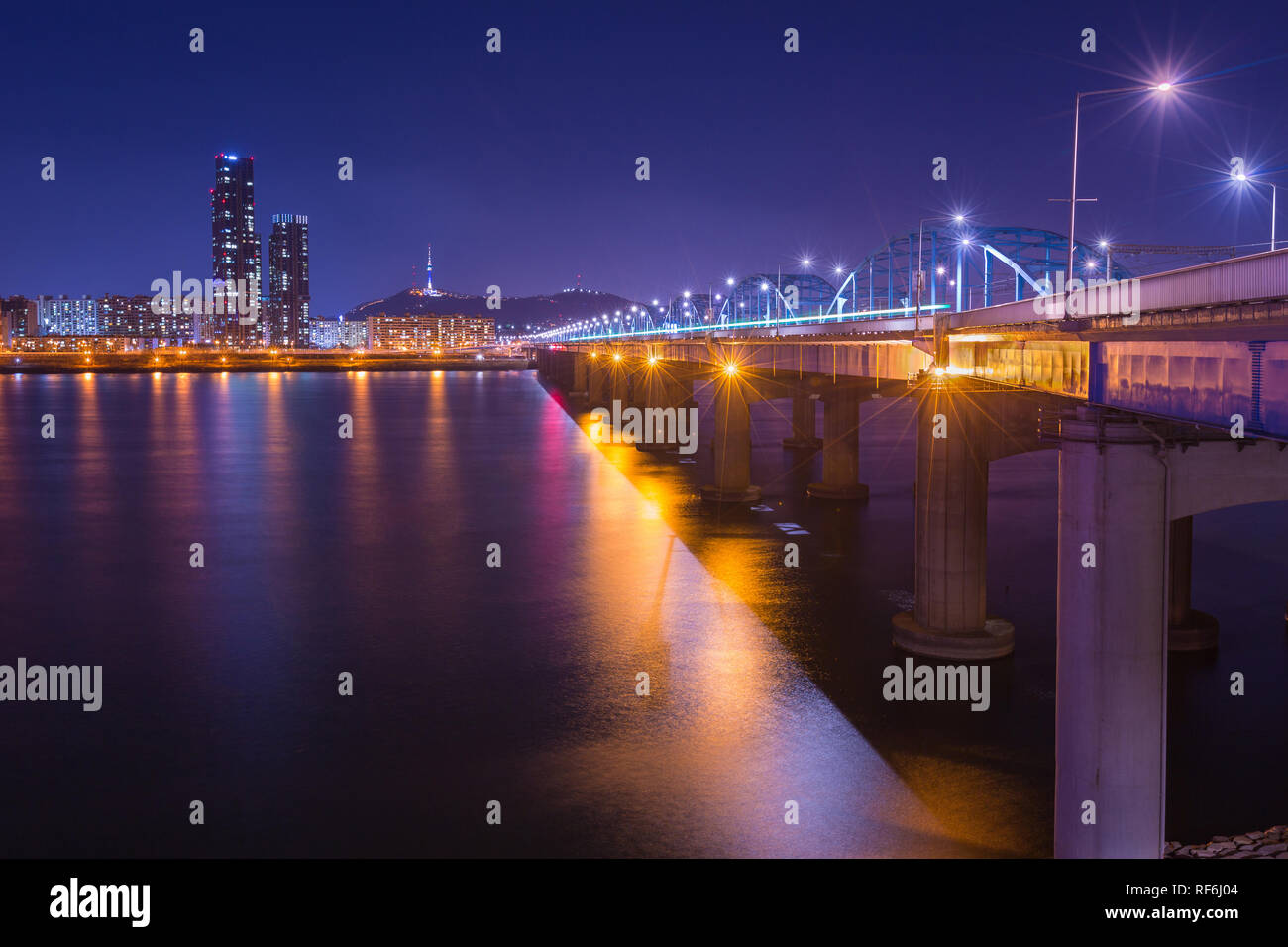 Stadt Seoul und Brücke und Fluss Han, N Seoul Tower bei Nacht, Südkorea. Stockfoto