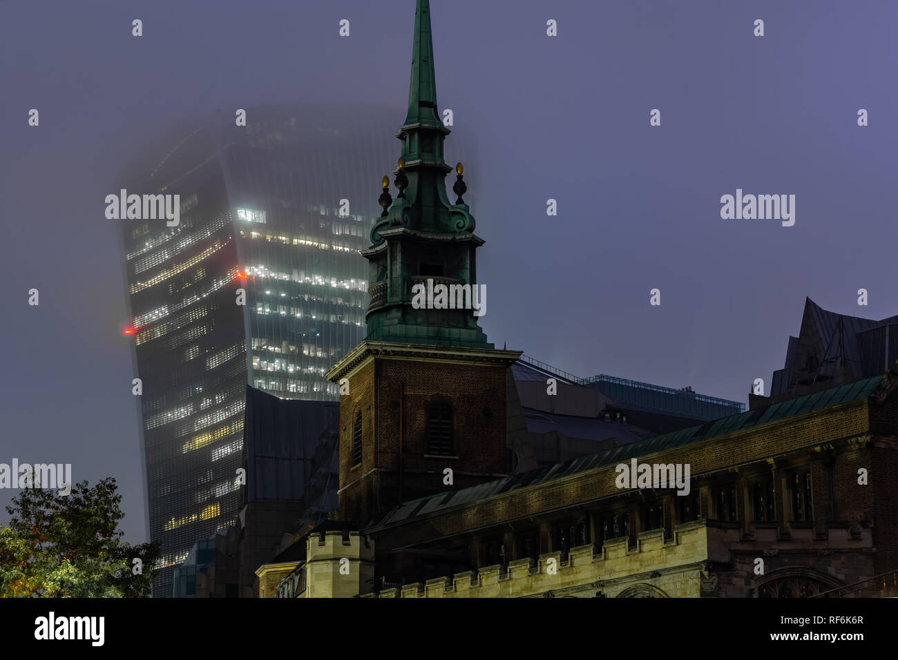 All Hallows durch den Turm einer alten Anglikanische Kirche am Byward Street in der City von London bei Nacht Stockfoto
