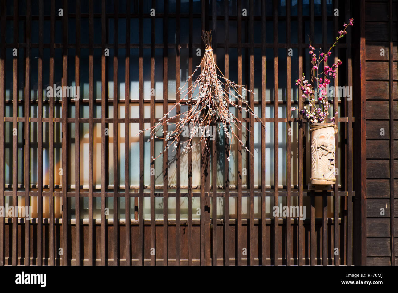 Fenster auf Gebäude in der Stadt Tsumago-juku, Kiso Tal, Präfektur Gifu, Japan Stockfoto