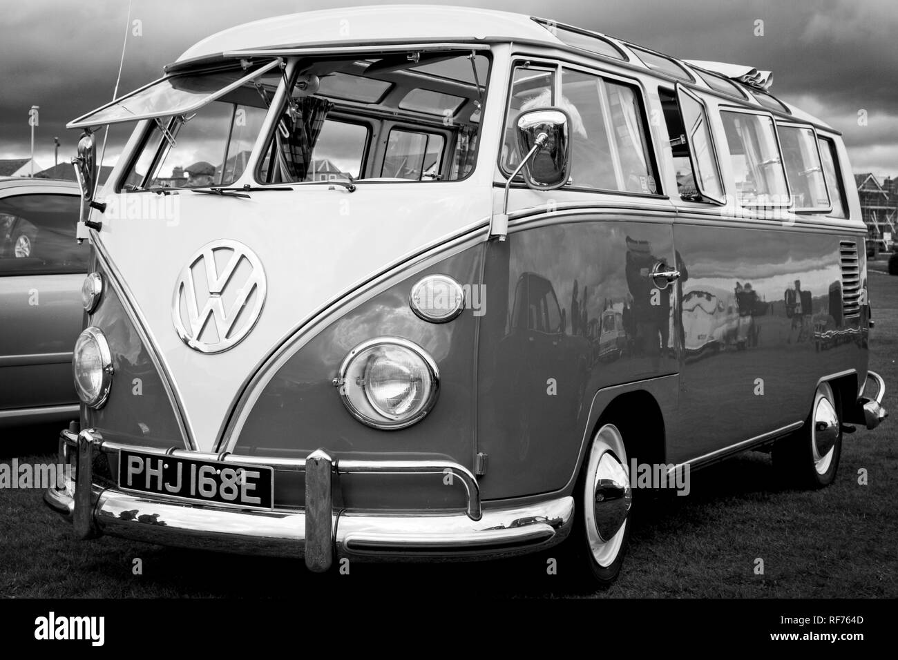 Ein klassischer Vintage Volkswagen split screen Wohnmobil an einem Auto Show genommen. Stockfoto