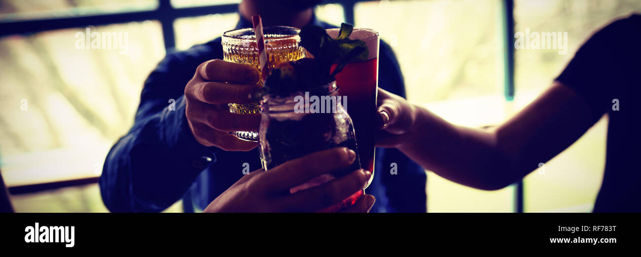 Freunde toasten Gläser Getränke in der Bar Stockfoto