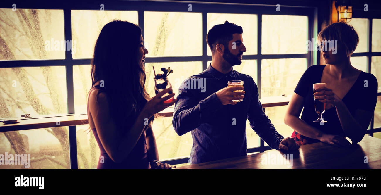 Freunde genießen die Getränke in der Bar Stockfoto
