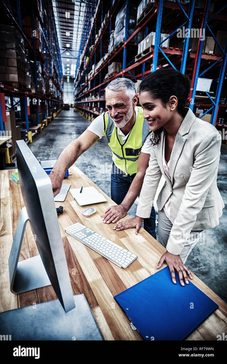 Worker Team ist auf der Suche nach einem Computer und lächelnd Stockfoto