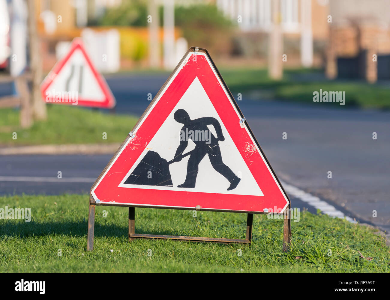 Dreieckige freistehende Baustellen Warnschild an der Seite von einer Straße in England, Großbritannien. Stockfoto