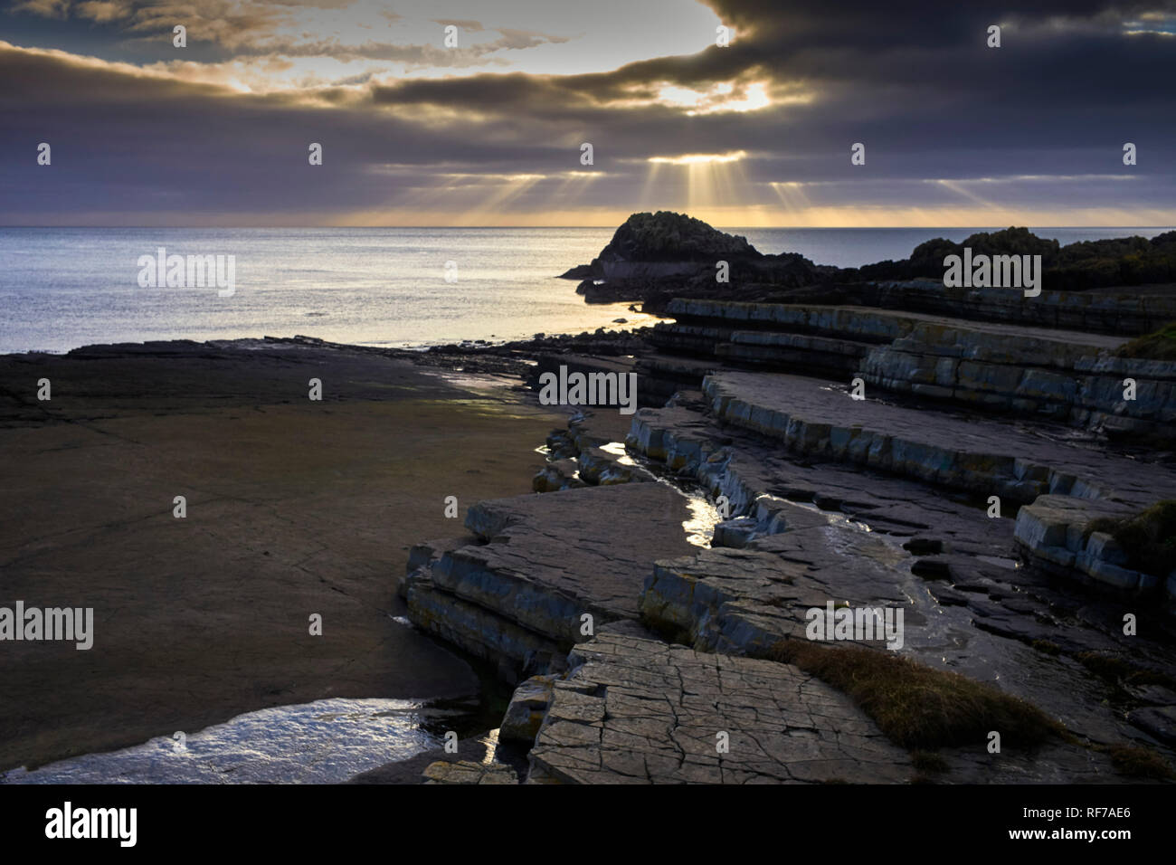 Horizontale Kalkstein Felsformationen an Scarlett in Castletown, von der Insel Man Stockfoto