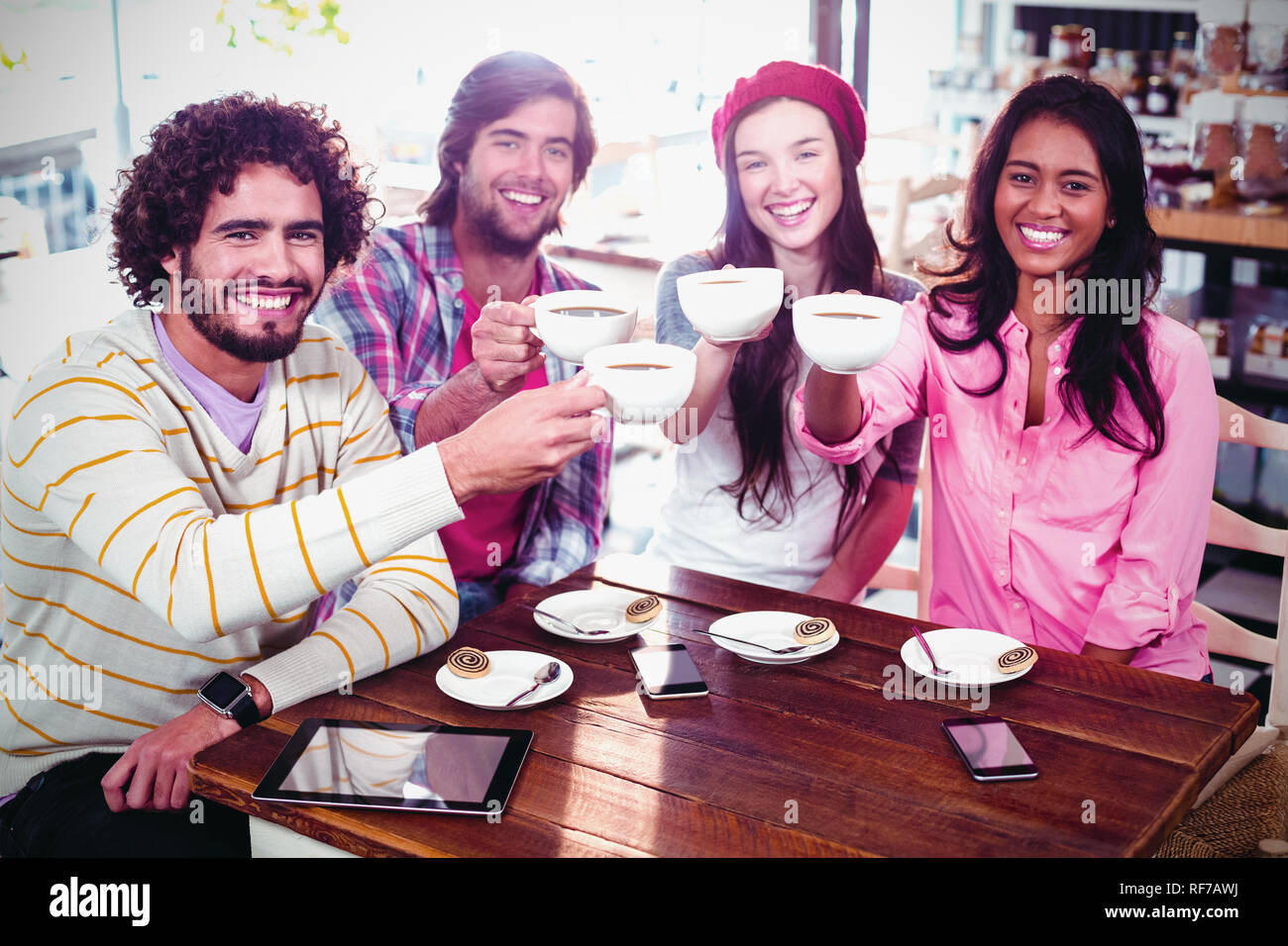 Gruppe der happy Friends halten Tasse Kaffee Stockfoto