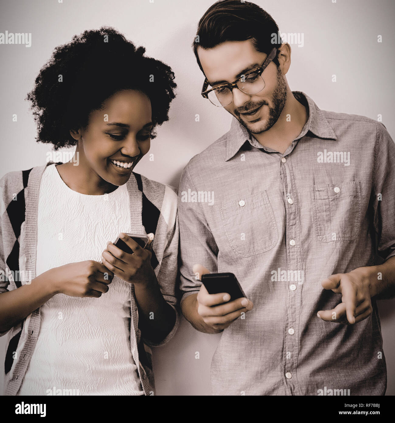 Mann und Frau mit Handy Stockfoto
