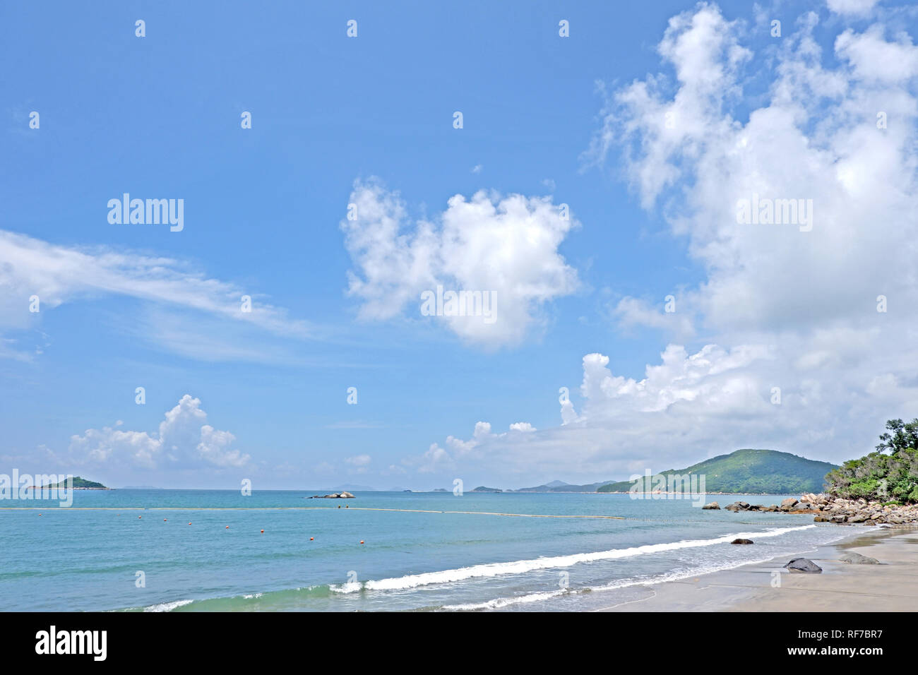 Der blaue Himmel, weiße Wolke, die Berge, den Strand Meer mit Welle Stockfoto