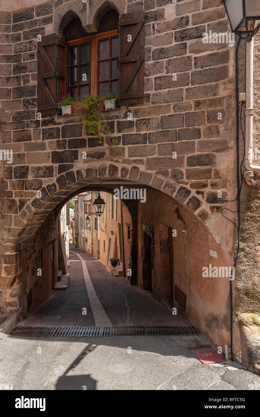 Torbogen im historischen Zentrum, Roquebrune-sur-Argens, Var, Provence-Alpes-Cote d'Azur, Frankreich, Europa Stockfoto