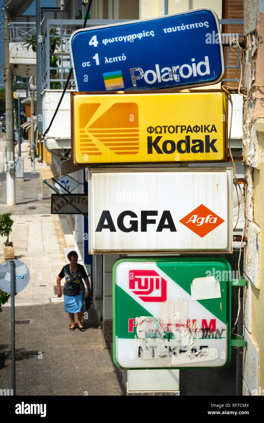 Alte Schilder, verschiedene fotografische Filme über einen Fotografen shop in Kalamata, Messenien, Peloponnes, Griechenland. Stockfoto