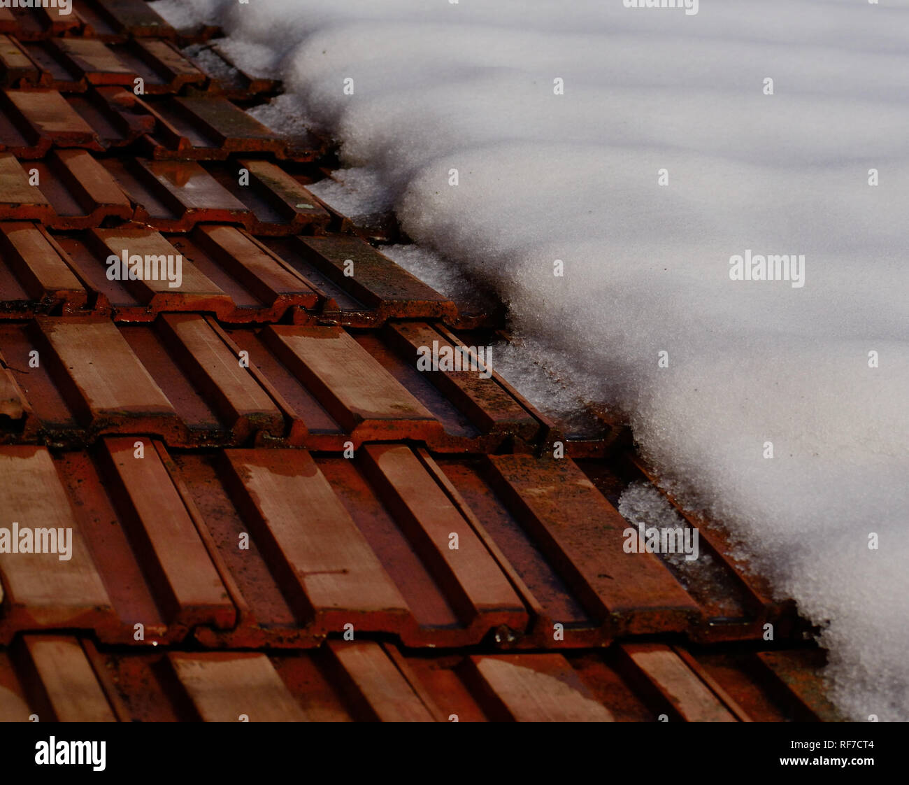 Nahaufnahme eines schmelzenden Schnee auf die dachziegel an einem Wintertag Stockfoto
