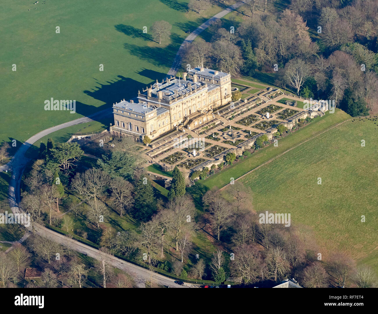 Eine Luftaufnahme von Harewood House, zwischen Harrogate und Leeds, West Yorkshire, Nordengland, Großbritannien Stockfoto