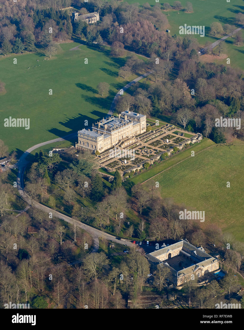 Eine Luftaufnahme von Harewood House, zwischen Harrogate und Leeds, West Yorkshire, Nordengland, Großbritannien Stockfoto