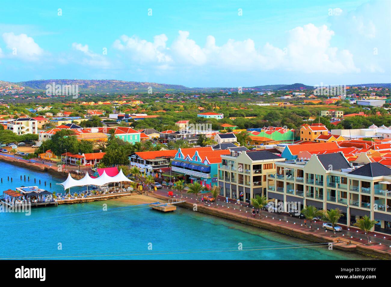 Kralendijk, Bonaire, Karibik - 22. Februar 2018: Ein Blick über die Hauptstadt Kralendijk Bonaire, von der ein Kreuzfahrtschiff im Hafen angedockt genommen Stockfoto