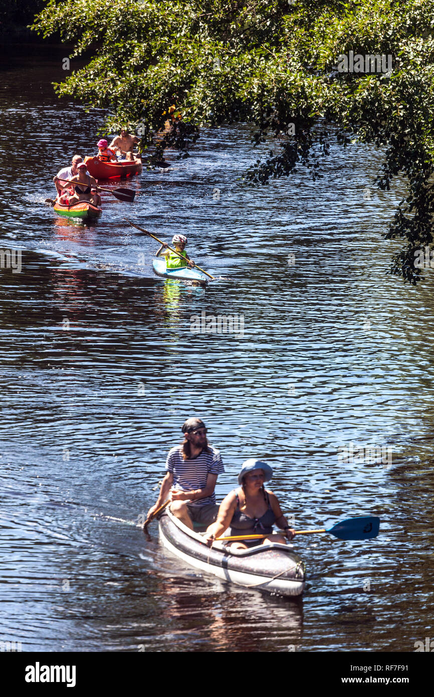 Aktive Familie Kanufahren Fluss, Männer mit Kindern auf Fluss Otava, Südböhmen, Tschechische Republik Sommer Stockfoto Aktive Familie Kanufahren Fluss, Männer mit Kindern auf Fluss Otava, Südböhmen, Tschechische Republik Sommer Stockfoto
