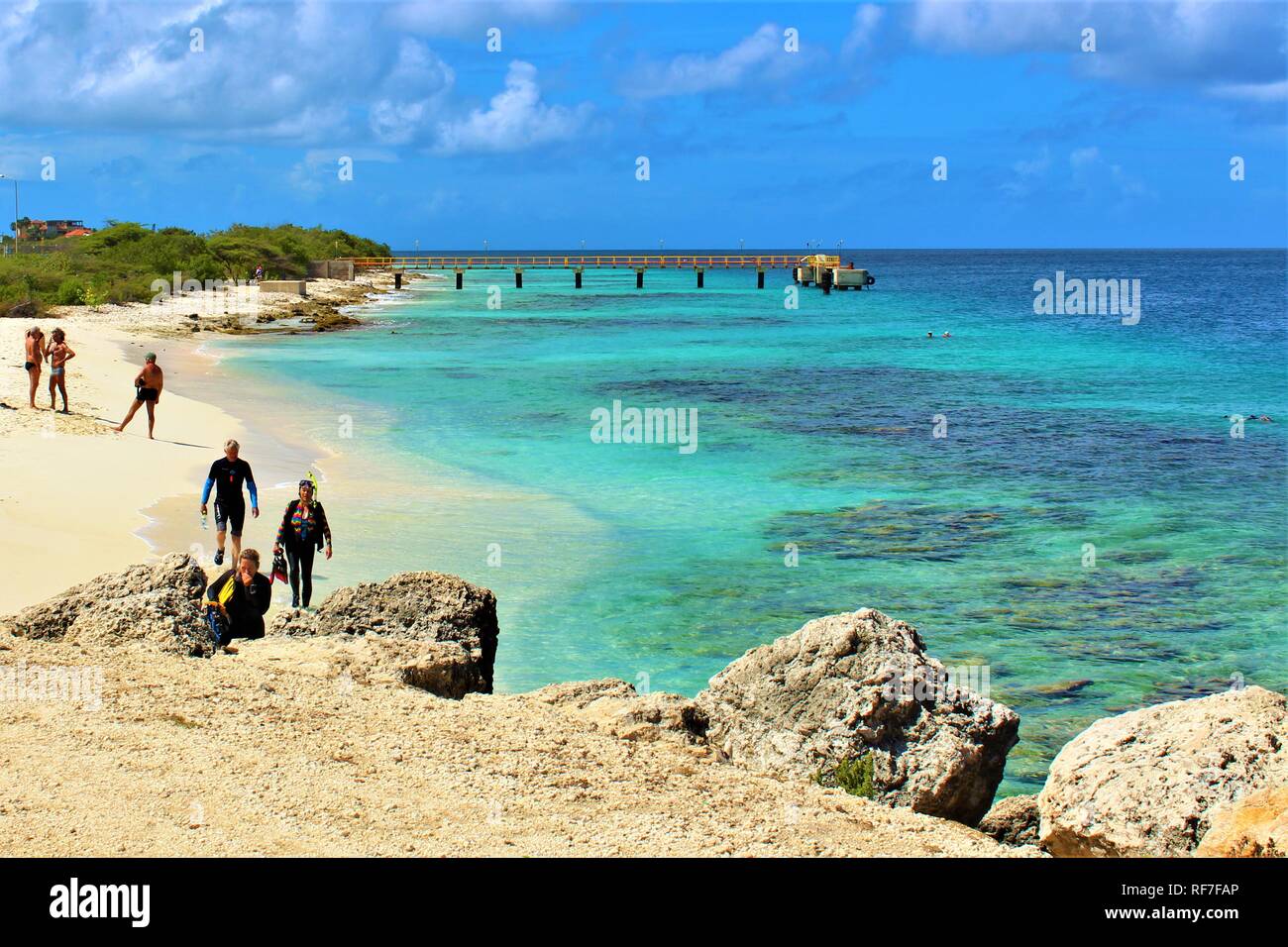 Bonaire, Karibik - 22. Februar 2018: Touristen besuchen die schöne Te Amo Strand, eine von vielen Orten auf der Insel beliebt bei Schnorchler. Stockfoto