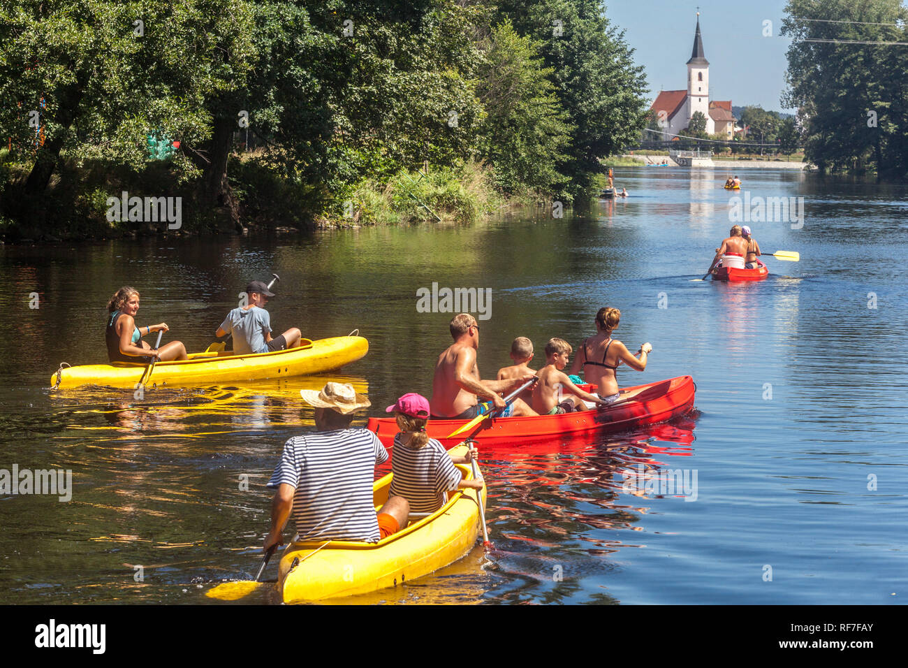 Aktive Familie Kanufahren Fluss, Gruppe Kanufahren Menschen auf Otava Fluss Strakonice Kirche Tschechische Republik Sommer Landschaft Tag Stockfoto