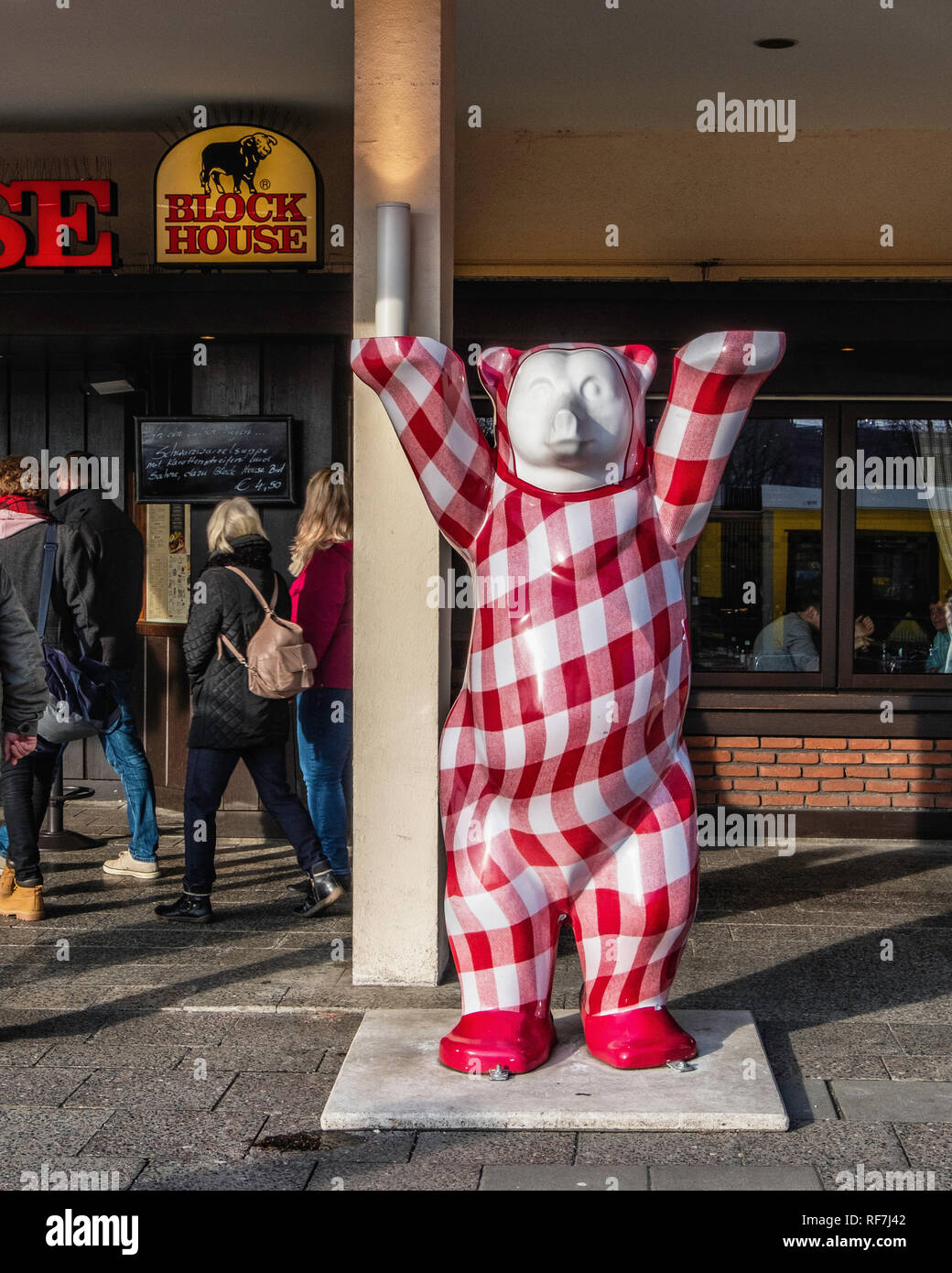 Berlin, Mitte. Aufrechte rot & weiß prüfen Buddy Bär ausserhalb Block House Restaurant Stockfoto