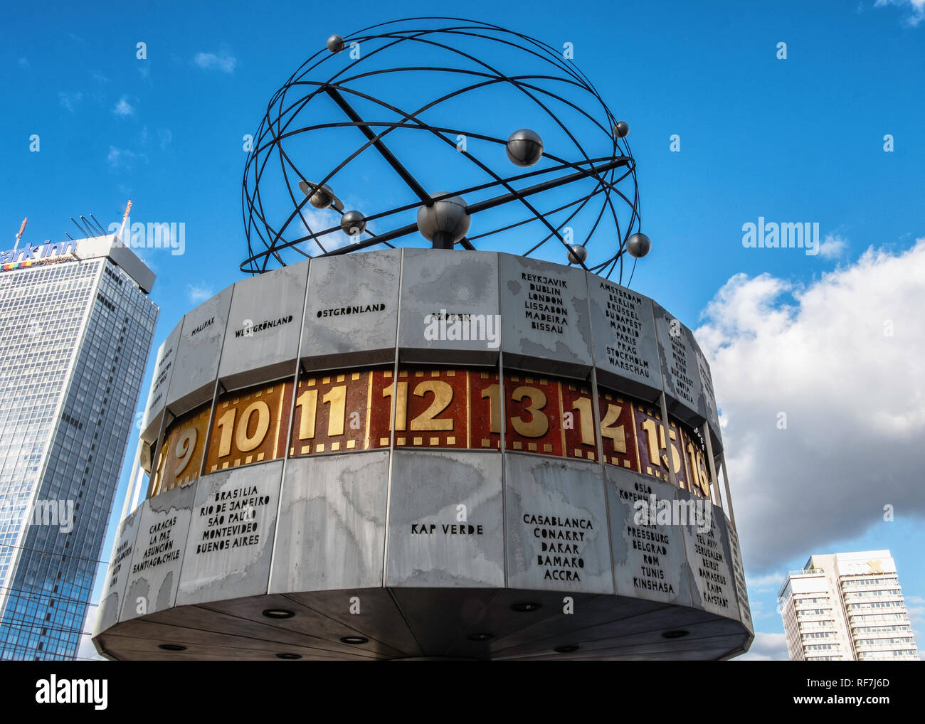 Die Weltzeituhr oder Urania Clock ist groß Revolver Stil Weltzeituhr am Alexanderplatz in Mitte, Berlin. Es zeigt die aktuelle Zeit von 148 Städten der Welt Stockfoto